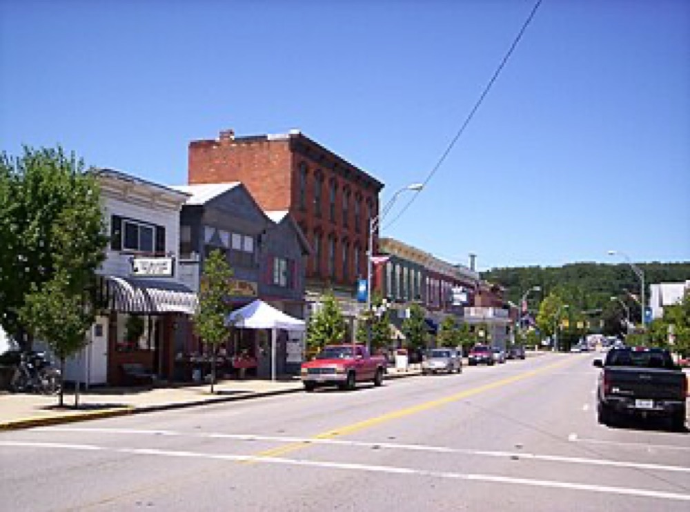Street view of Bellville, Ohio, the village where Bellville Cemetery is located